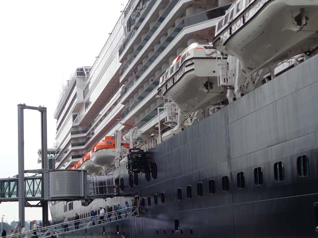 Cruiseschip ms Koningsdam van de Holland America Line aan de Cruise Terminal Rotterdam